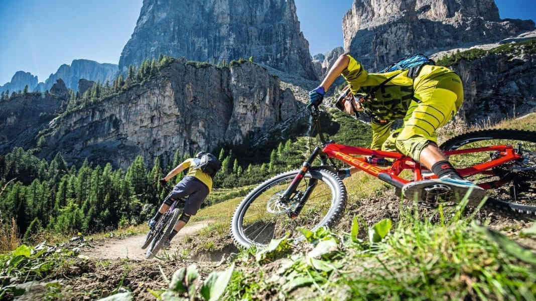 Enduro-Elite: Acht potente 160-mm-Bikes im Test