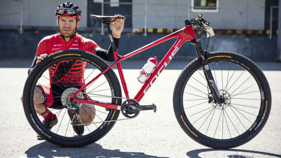 Mit diesen Bikes starten Schurter, Fumic & Co.