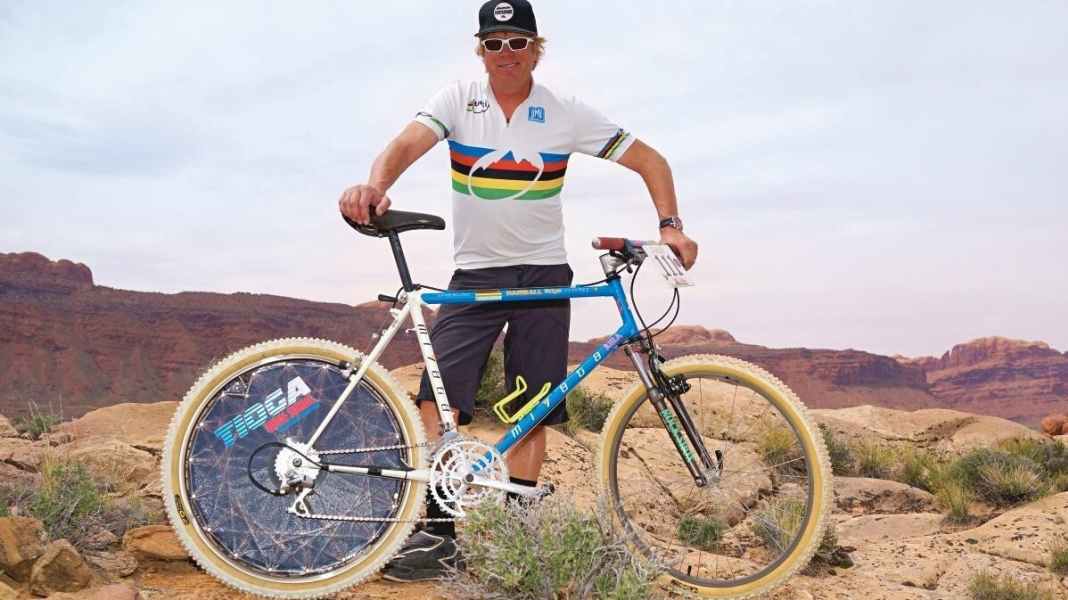 Ein Mountainbike-Held setzt sich zur Ruhe