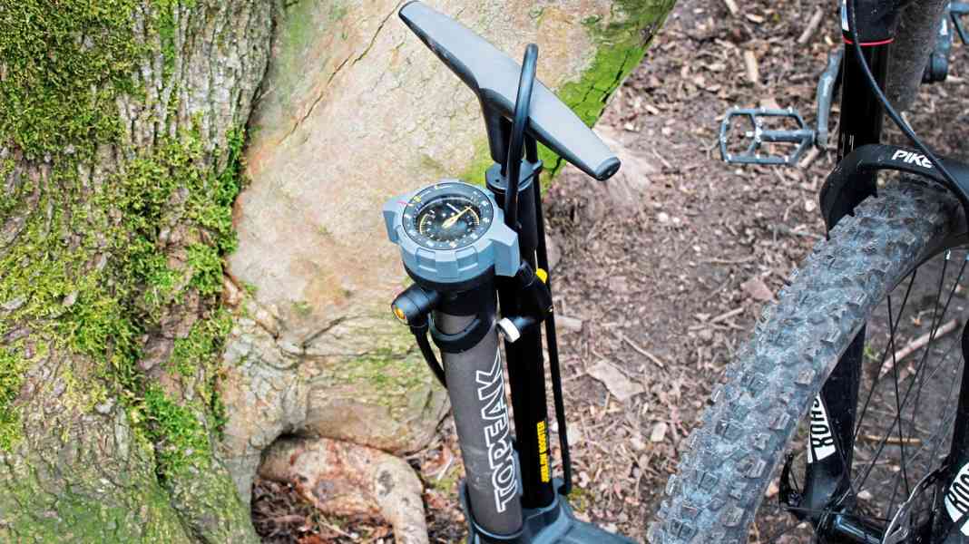 Topeak hand compressor in the BIKE check