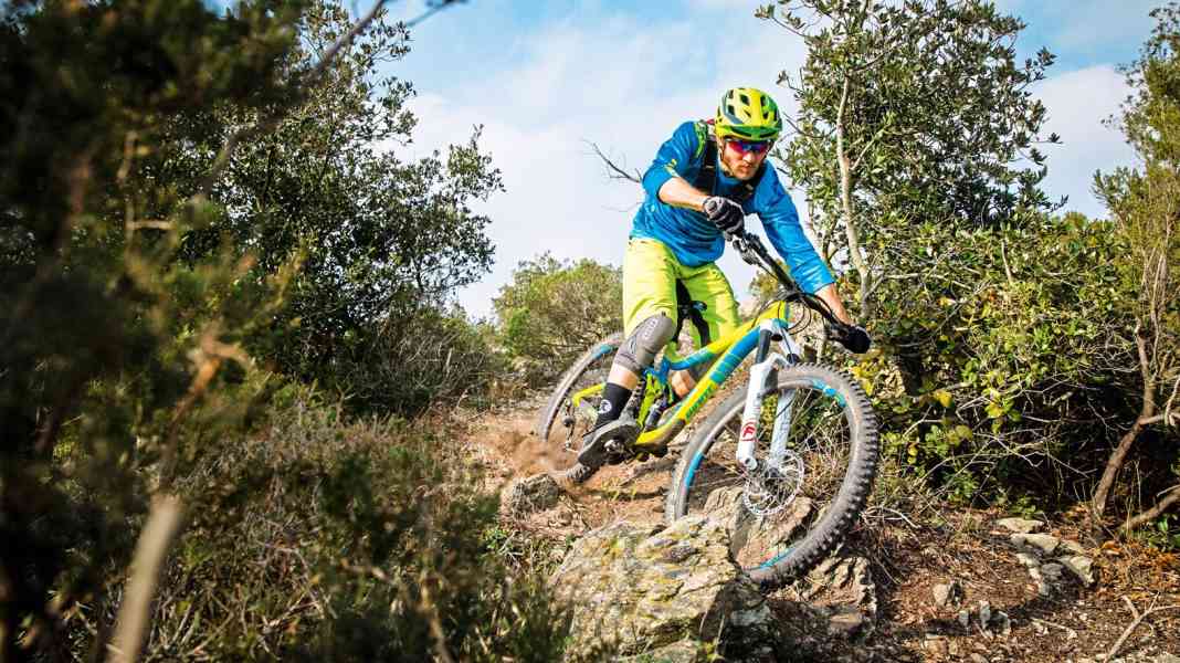 12 suspension forks for All Mountain and Enduro in the BIKE test