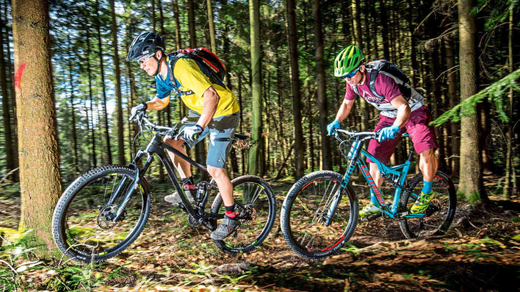 Trail-Könige: 8 Carbon Trailbikes um 4000 Euro im Test