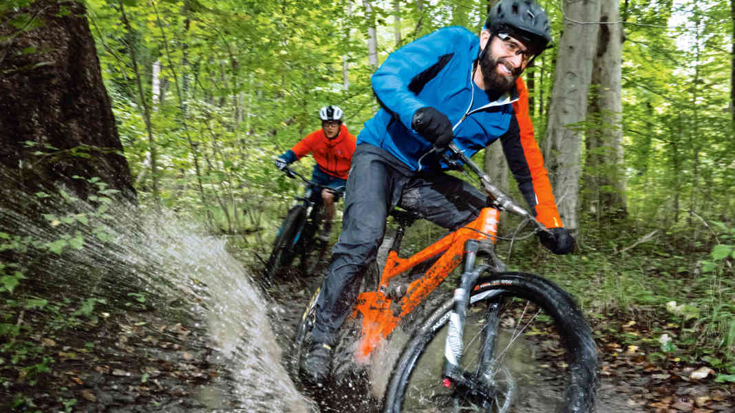 8 Regenhosen & 12 Regenjacken im Vergleich