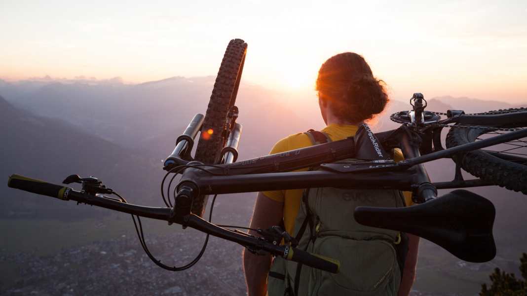 Bike carrying system for alpinists