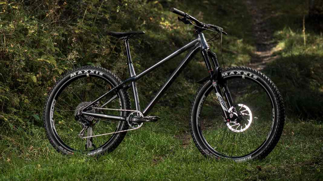 Fluffy at the front, hard at the back: Commençal Meta HT AM 2018