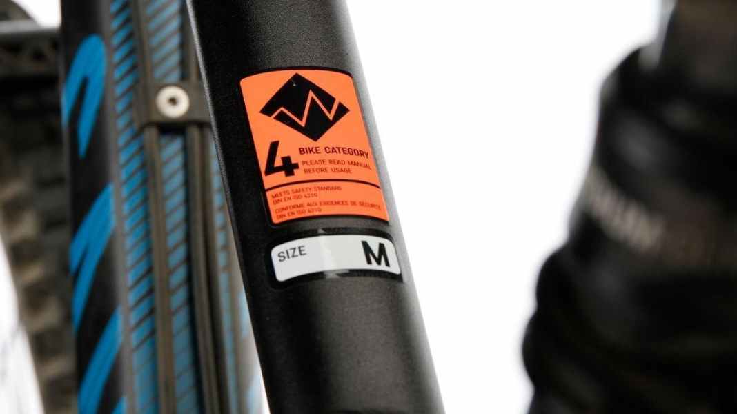 WISSEN: Was bedeuten die Kategorie-Aufkleber am Mountainbike?