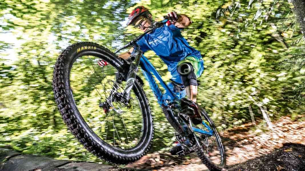 So bezwingen sie Stufen mit dem Mountainbike