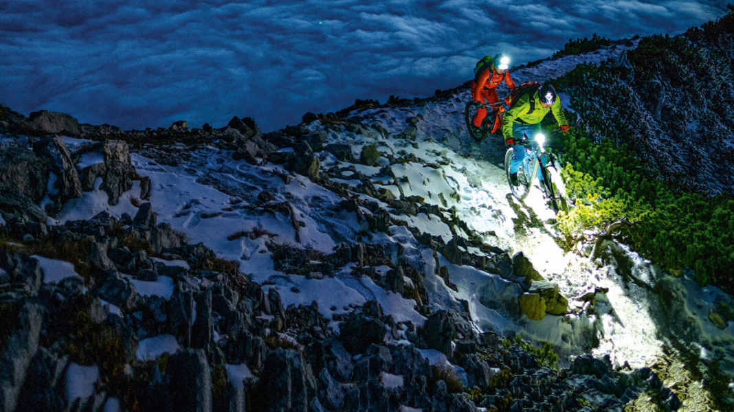 6 MTB Helmlampen im Labor- und Praxistest