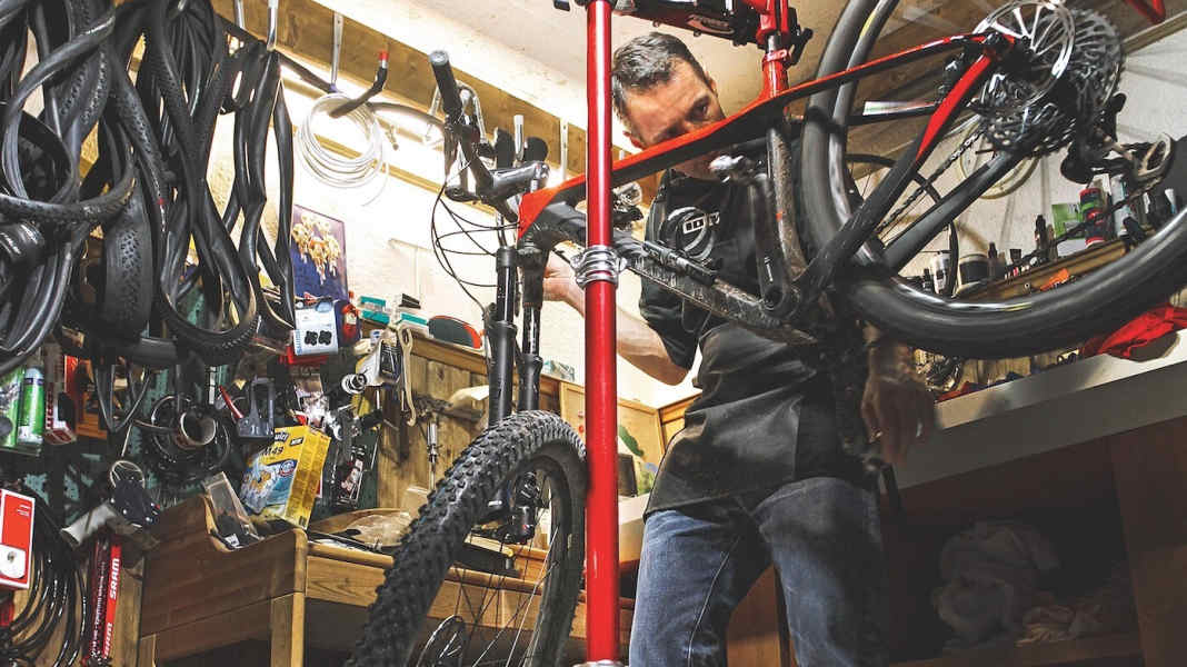 11 Montageständer für Hobby-Mechaniker im Vergleich