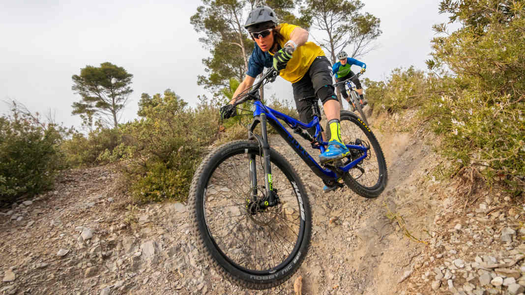 Four 140 mm suspension forks in a comparison test