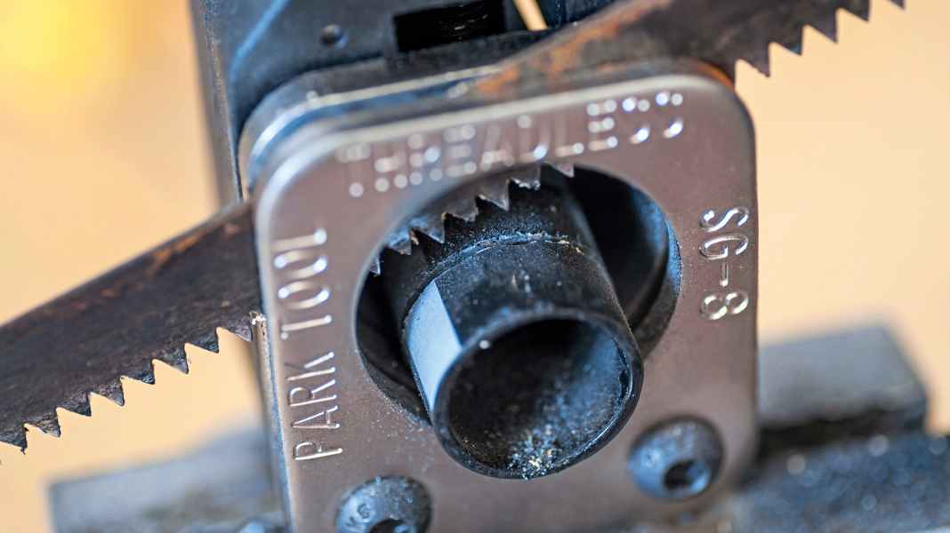 So kürzt man den Carbon-Lenker am Mountainbike