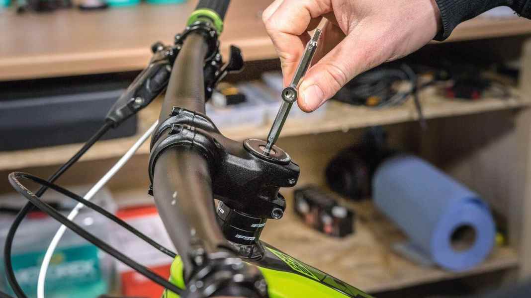 Ahead-Steuersatz am MTB einstellen – so funktioniert's!