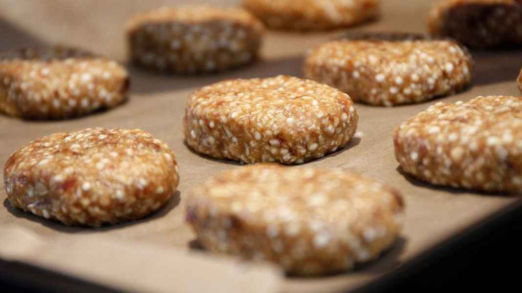 Date and peanut bar