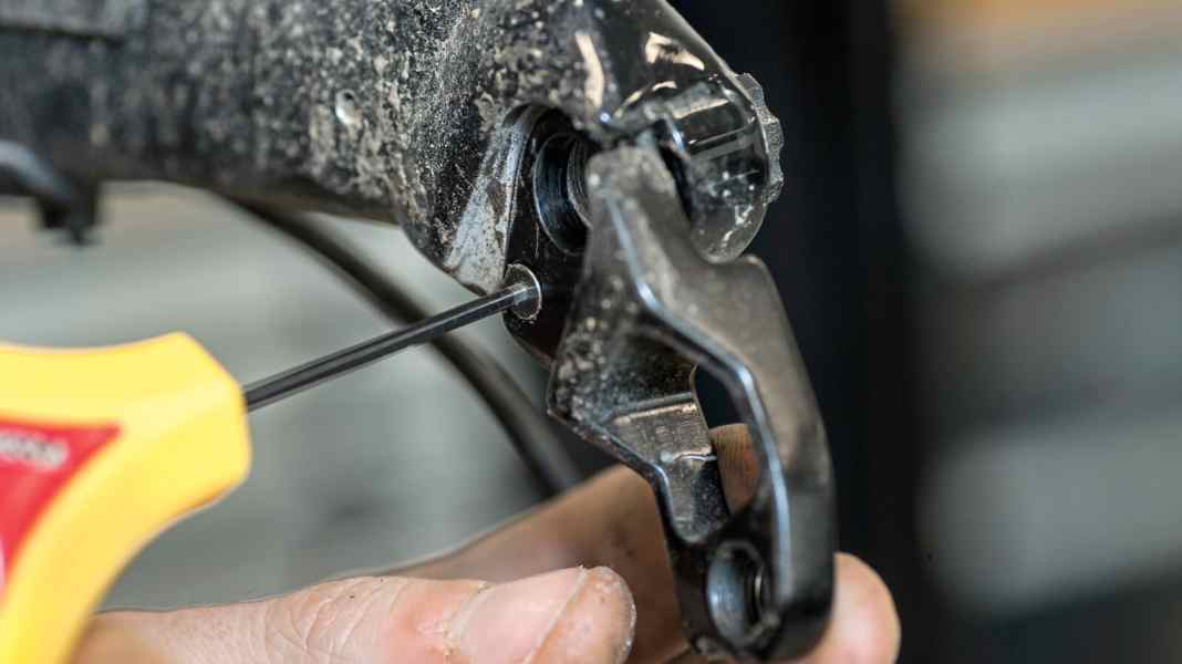 TECHNIQUE: Align the derailleur hanger correctly