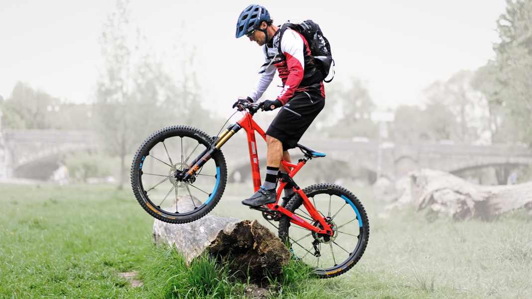 MTB Fahrtechnik: Der LUNGE hilft über Stock und Stein