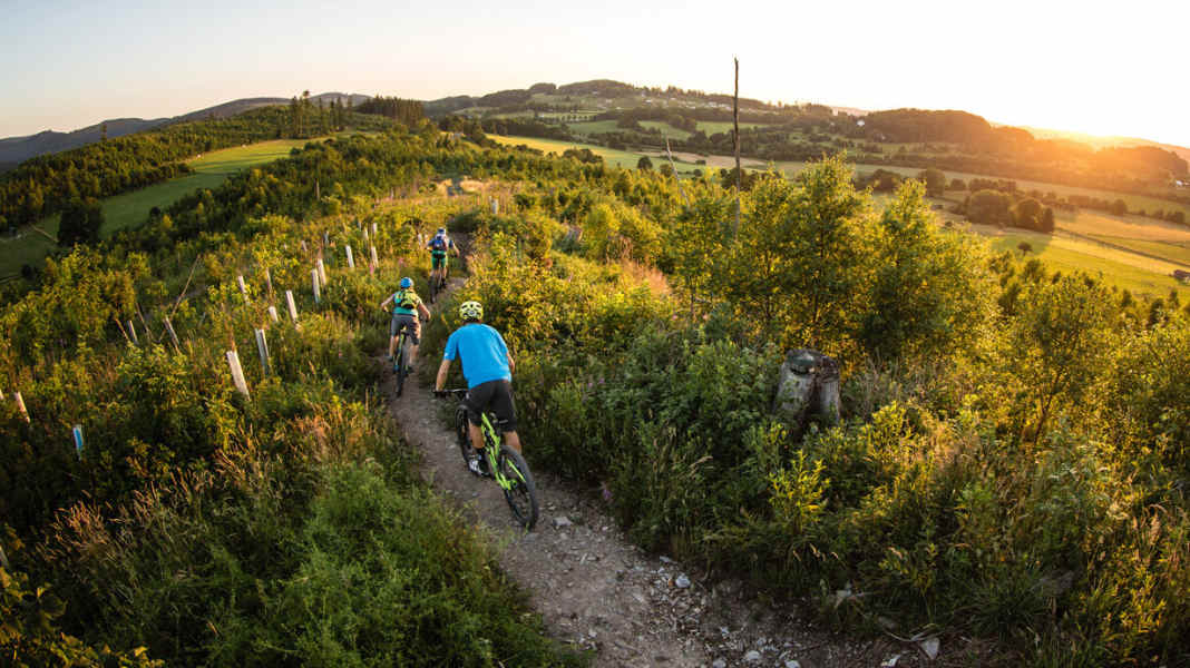 Corona infection: How much distance is necessary when cycling?