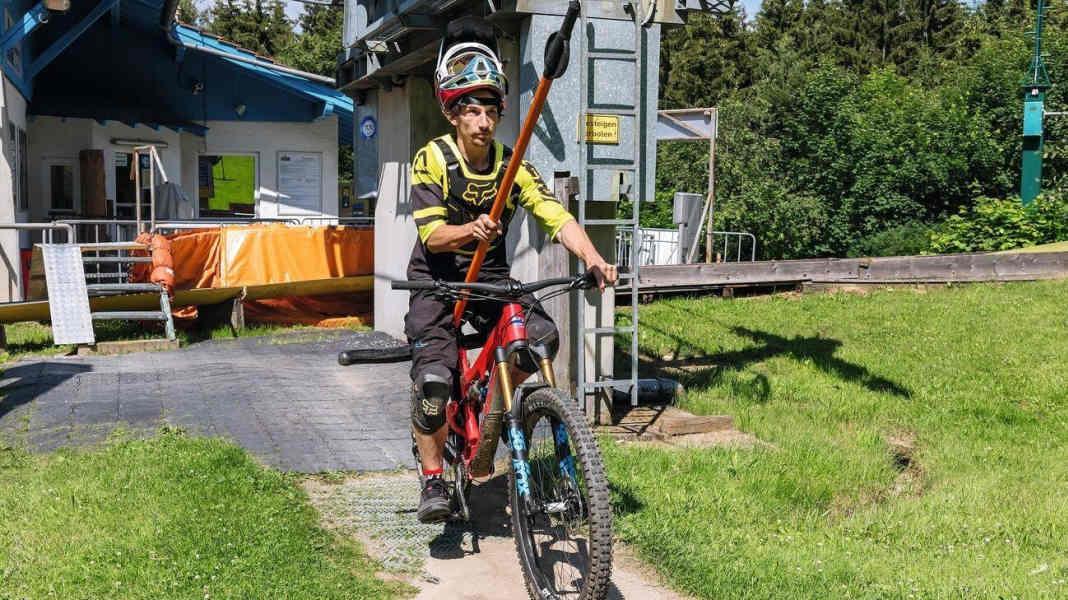 So klappt Schleppliftfahren im Bikepark