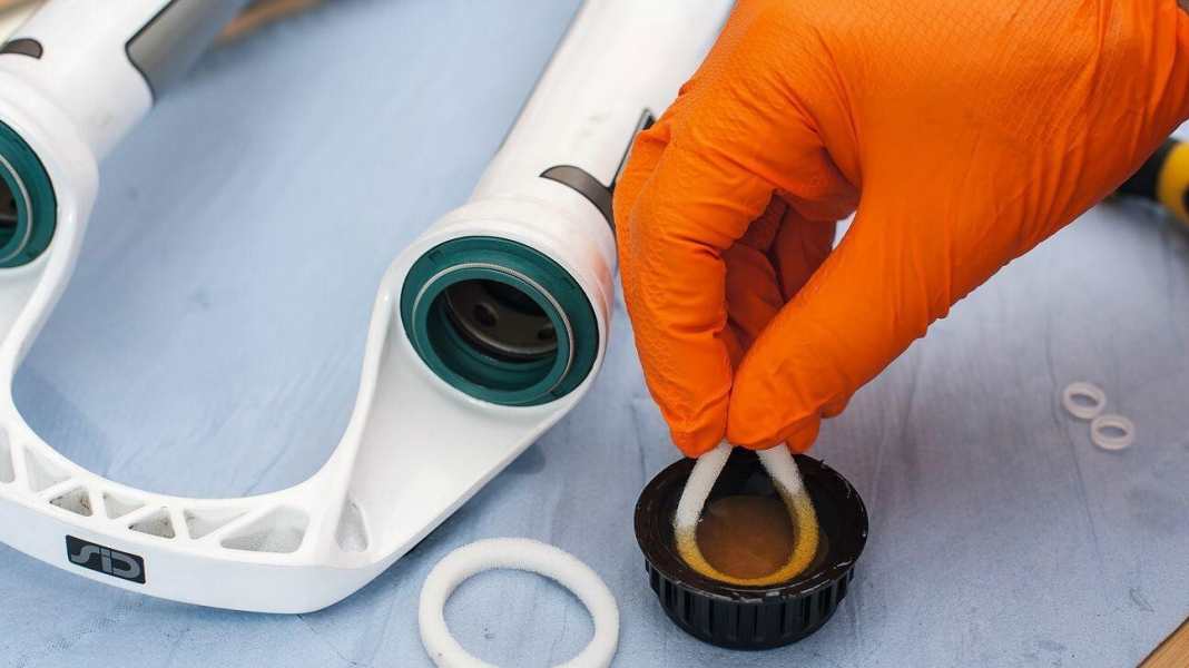 Regelmäßiger Service für MTB-Gabel und Dämpfer nötig?