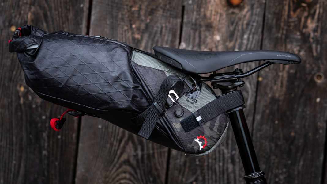 Bikepacking saddle bag especially for telescopic seat posts