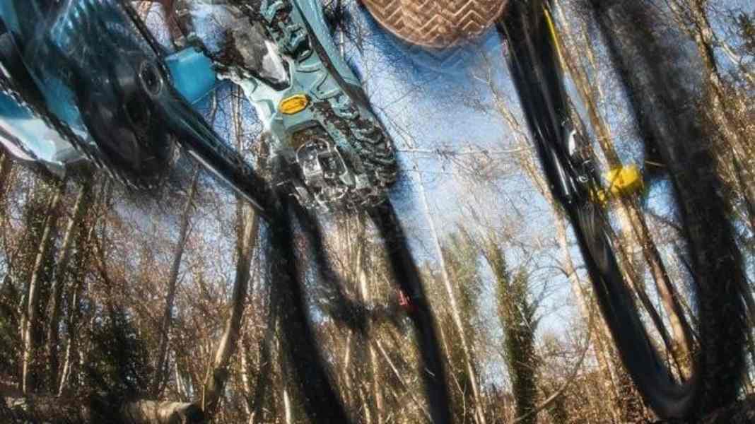 20 MTB touring shoes: Which is better? Click or flat?