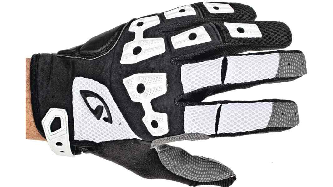 Smartphone-compatible MTB gloves put to the test