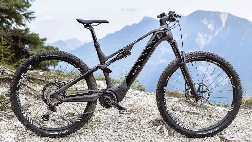 Noble, sporty, motorised: Rotwild's Supertourer