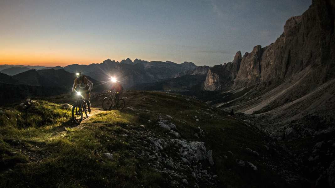 10 MTB Helmlampen im Labor- und Praxistest