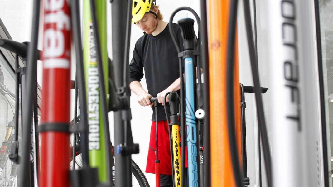 16 MTB-Standpumpen bis 50 Euro im großen Vergleich