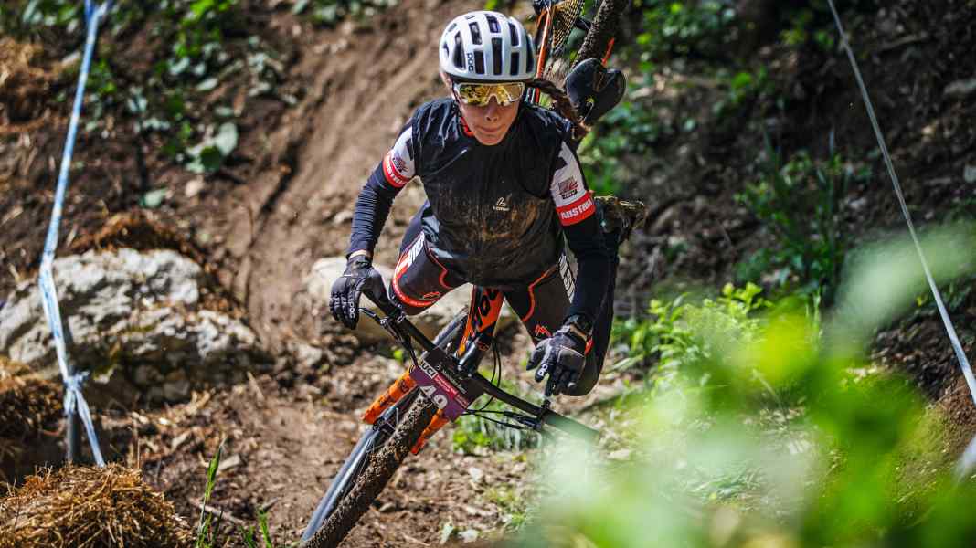 12 leichte MTB-Helme im Crash-Test