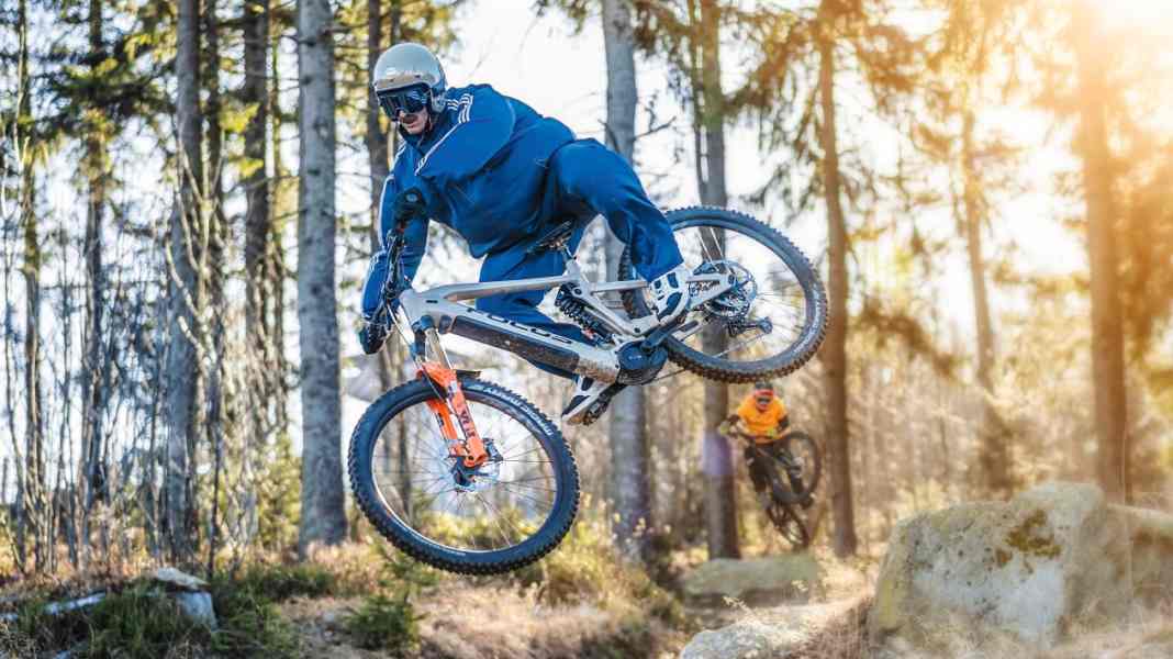 Fett, robust, schnell: die besten 6 E-Freerider im Test