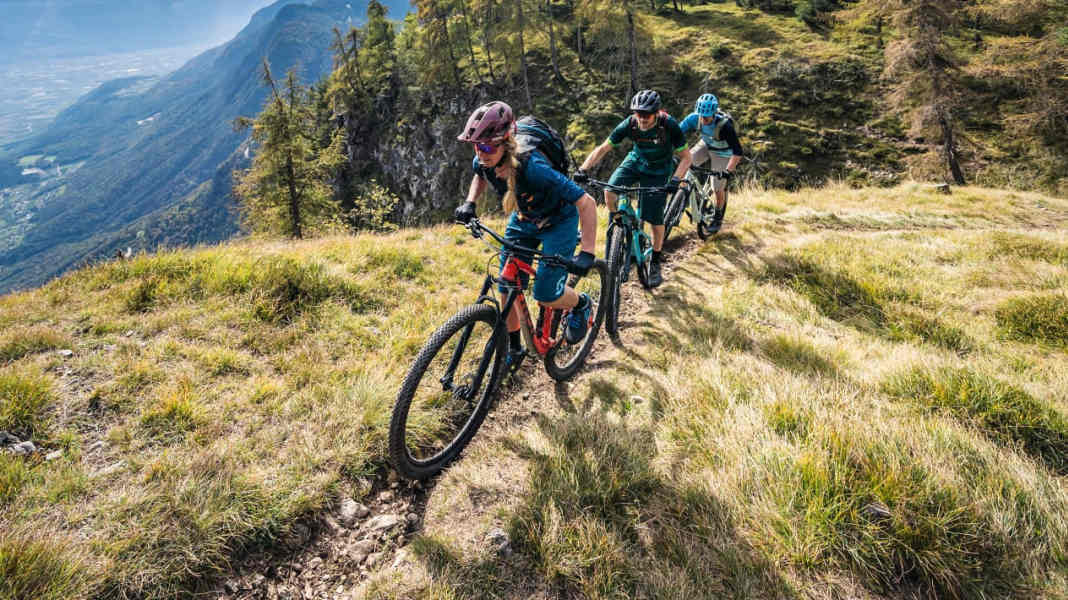 Spritzige Alleskönner: 8 Trailbikes im Vergleich