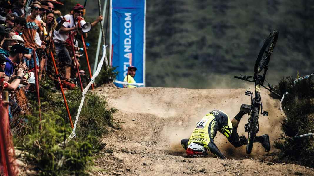 10 enduro helmets in laboratory and practical tests