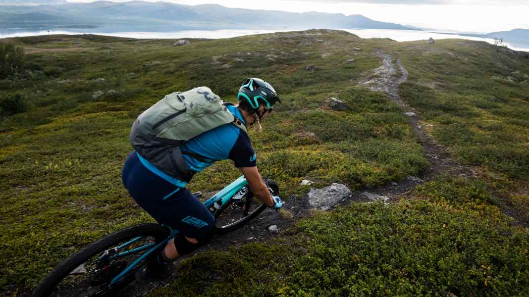 Evoc: Lightweight MTB backpack with back protector