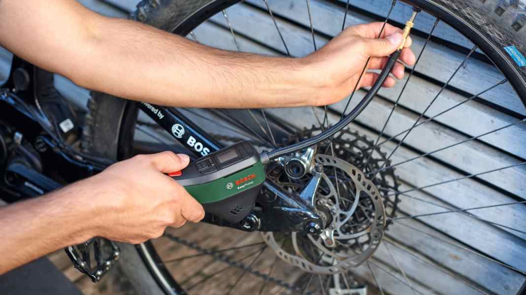 Kompakte Akku-Pumpe mit Mini-Kompressor