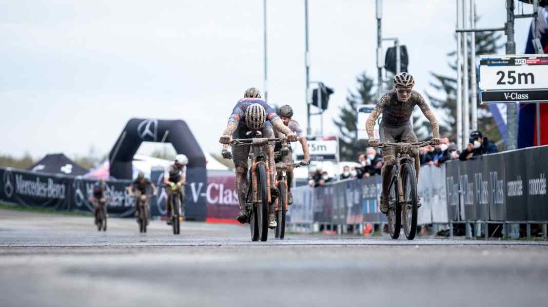 World Cup: van der Poel and Batten in front in short track