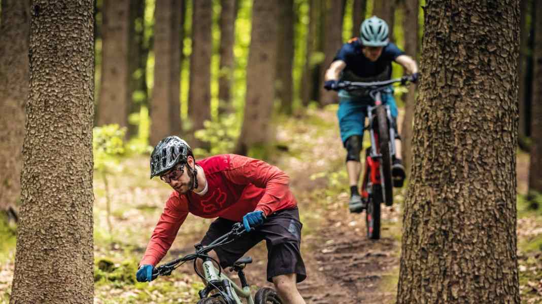 Günstige E-MTBs von Canyon und Giant im Test: Preis gegen Leistung?
