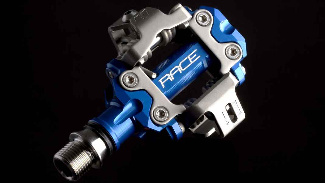 Milling art: clipless pedals from Hope