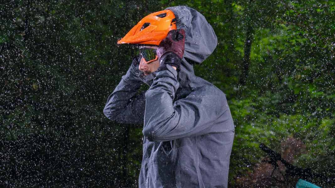 5 MTB rain jackets in a practical test
