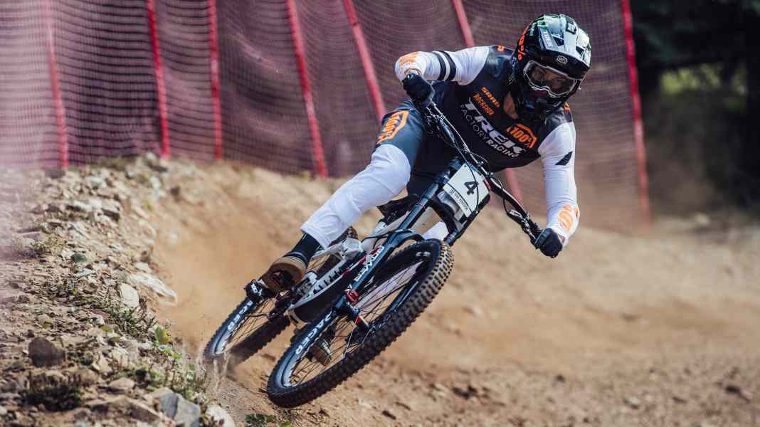 Myriam Nicole and Loris Vergier dominate the Downhill World Cup