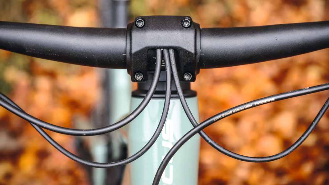 System integration: Hiding shift cables in the stem?