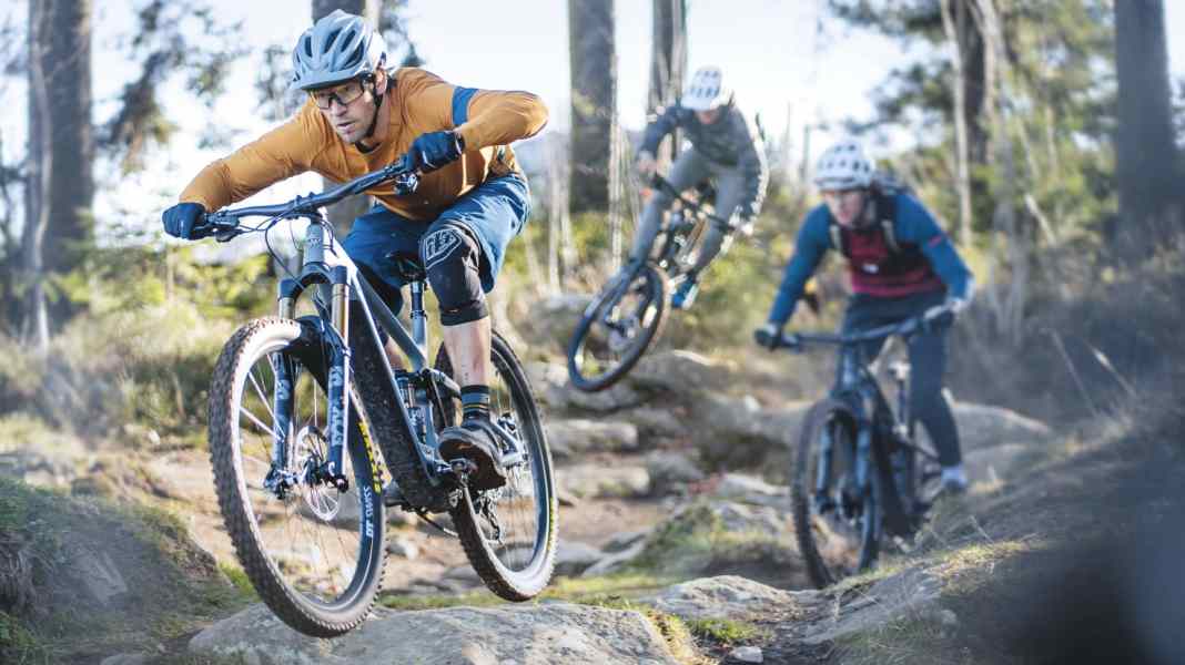 Systemvergleich (E-)Enduro-MTBs inkl. Test Yeti 160E T1