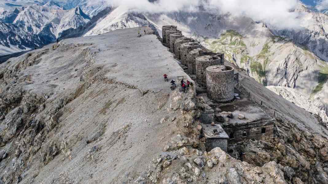 Climbing drugs for E-MTBs: 3 uphills in the Alps