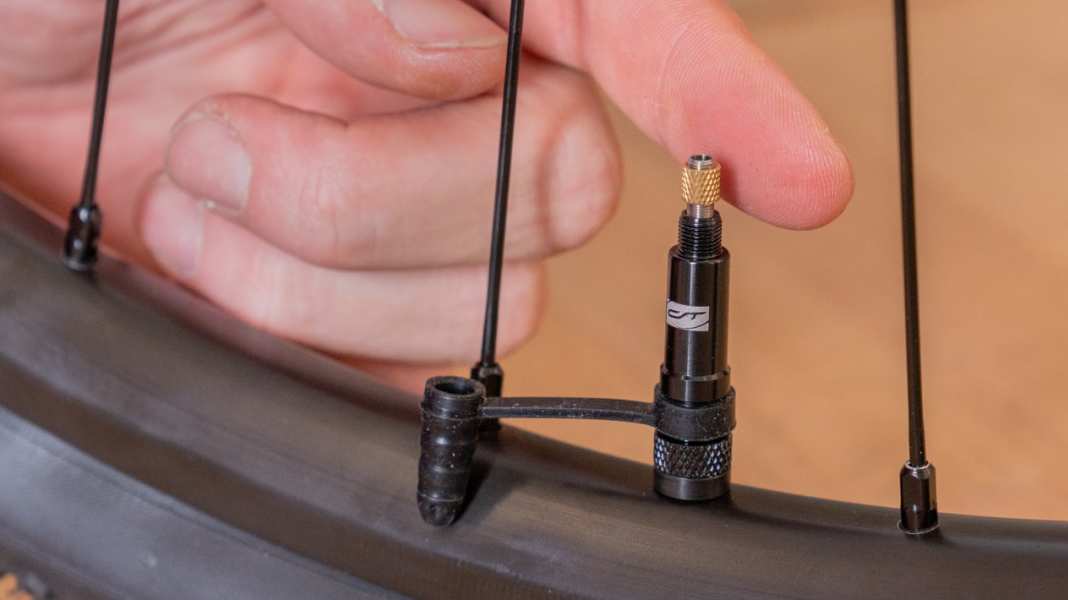 FastAir valve: Fitting tubeless tyres made easy