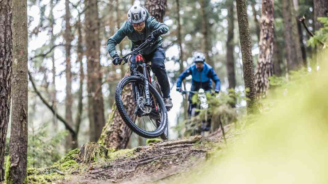 Bulls vs. Conway: E-MTB-Fullys mit Smart-System im Vergleich