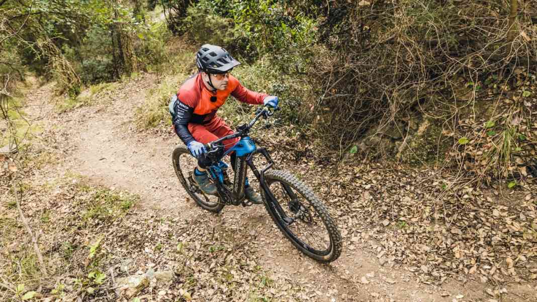 How to: EMTB uphill riding technique #5 - Starting uphill