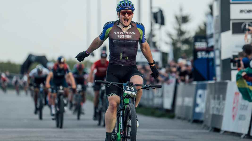 Nove Mesto: Luca Schwarzbauer gewinnt Short-Track-Worldcup