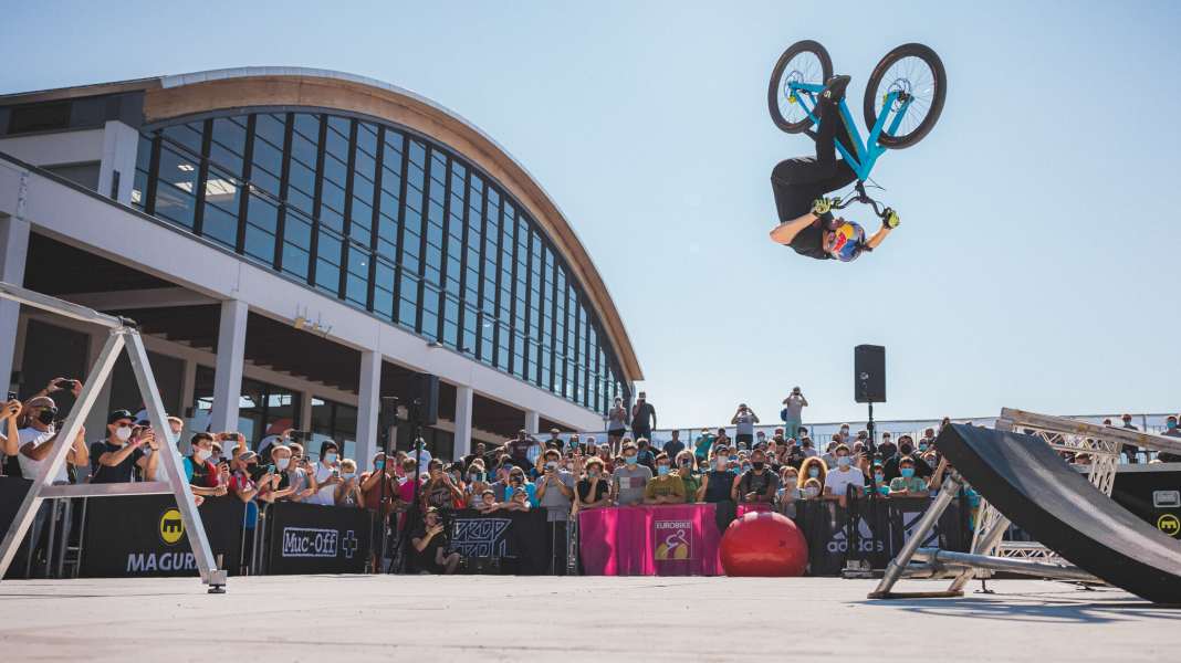 Video: Danny MacAskill mit dem Drop & Roll Team