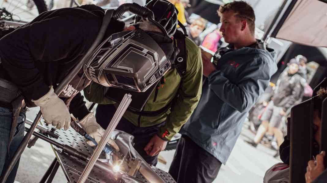BIKE Project Europe: Real manual labour at frame welder Alutech