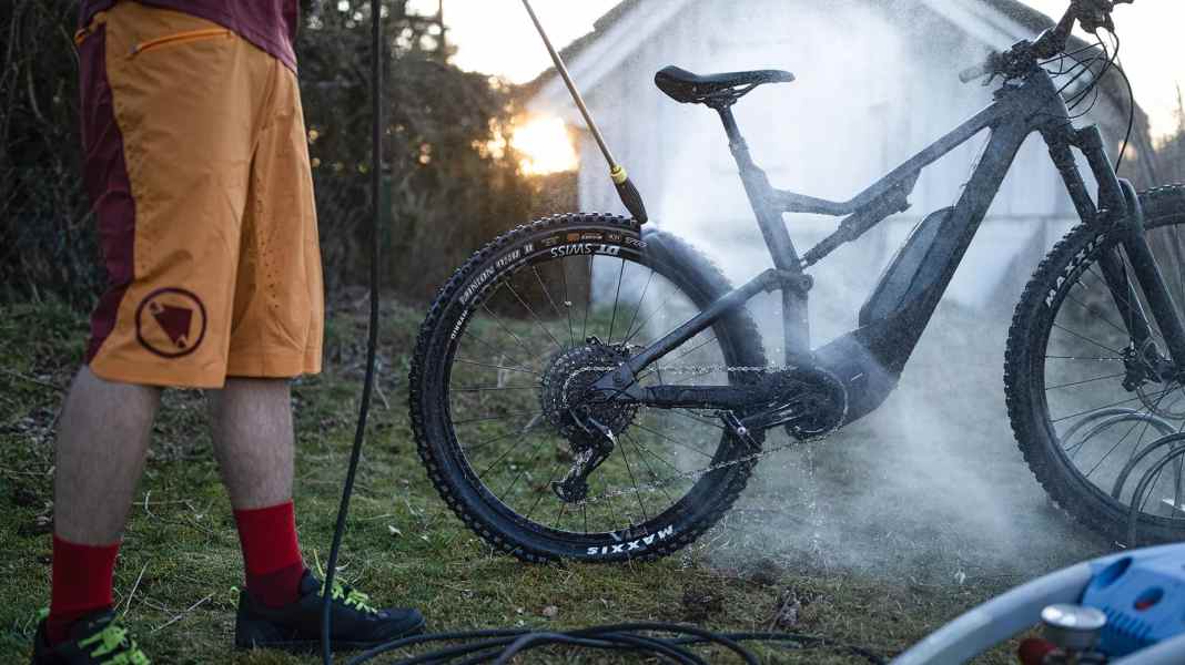 Battery-powered high-pressure cleaner test: Mobile devices for (e-)bike care