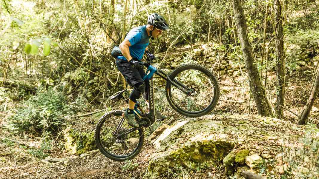 How to: EMTB-Expert-Fahrtechnik #2 - Stufe bergauf bezwingen